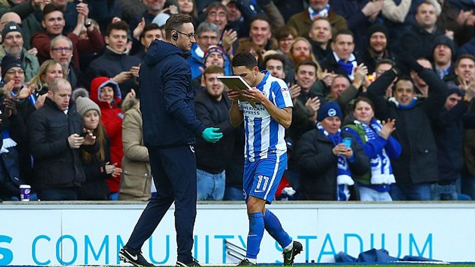 Anthony Knockaert mencium foto almarhum sang ayah usai mencetak gol ke gawang Queens Park Rangers. Copyright: &copy; dailymail/BPI/Kieran McManus